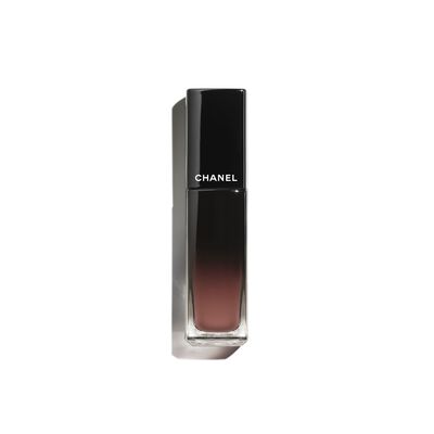 LA BARRA DE LABIOS LÍQUIDA BRILLANTE DE LARGA DURACIÓN
